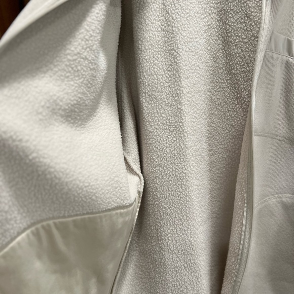 Like new!! The North Face men’s XL Gordon
Lyons Full Zip Fleece Sweater
Jacket - Picture 11 of 14